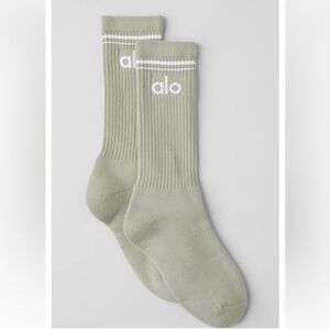 ALO Yoga Unisex Throwback Socks in Limestone & White
NWT (authentic)